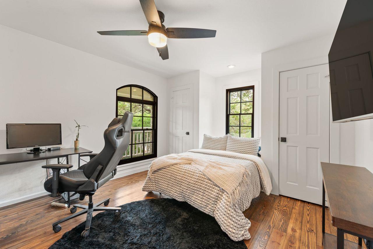 307 E Nautilus Ave, Lakeway, TX 78738