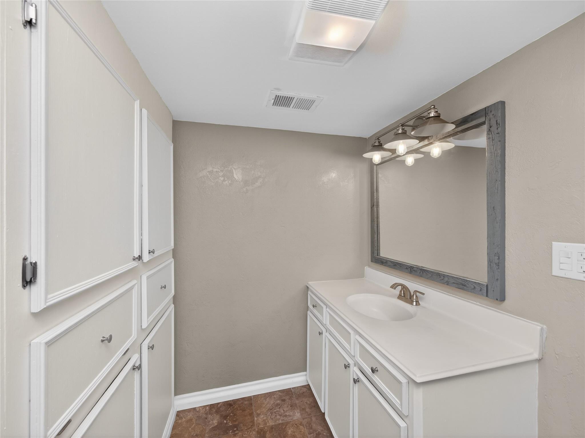 262 W Richmond St, Giddings, TX 78942