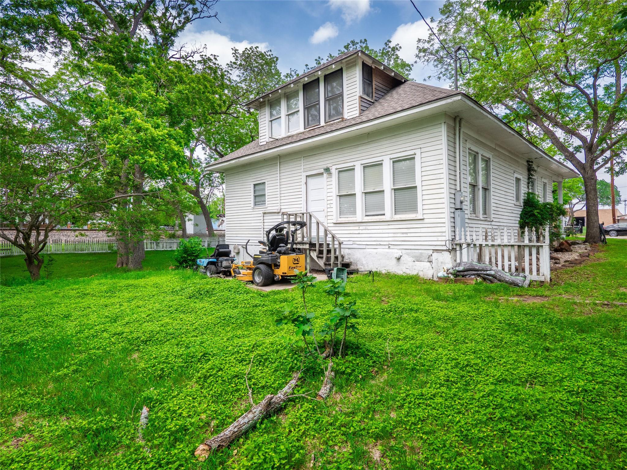 262 W Richmond St, Giddings, TX 78942