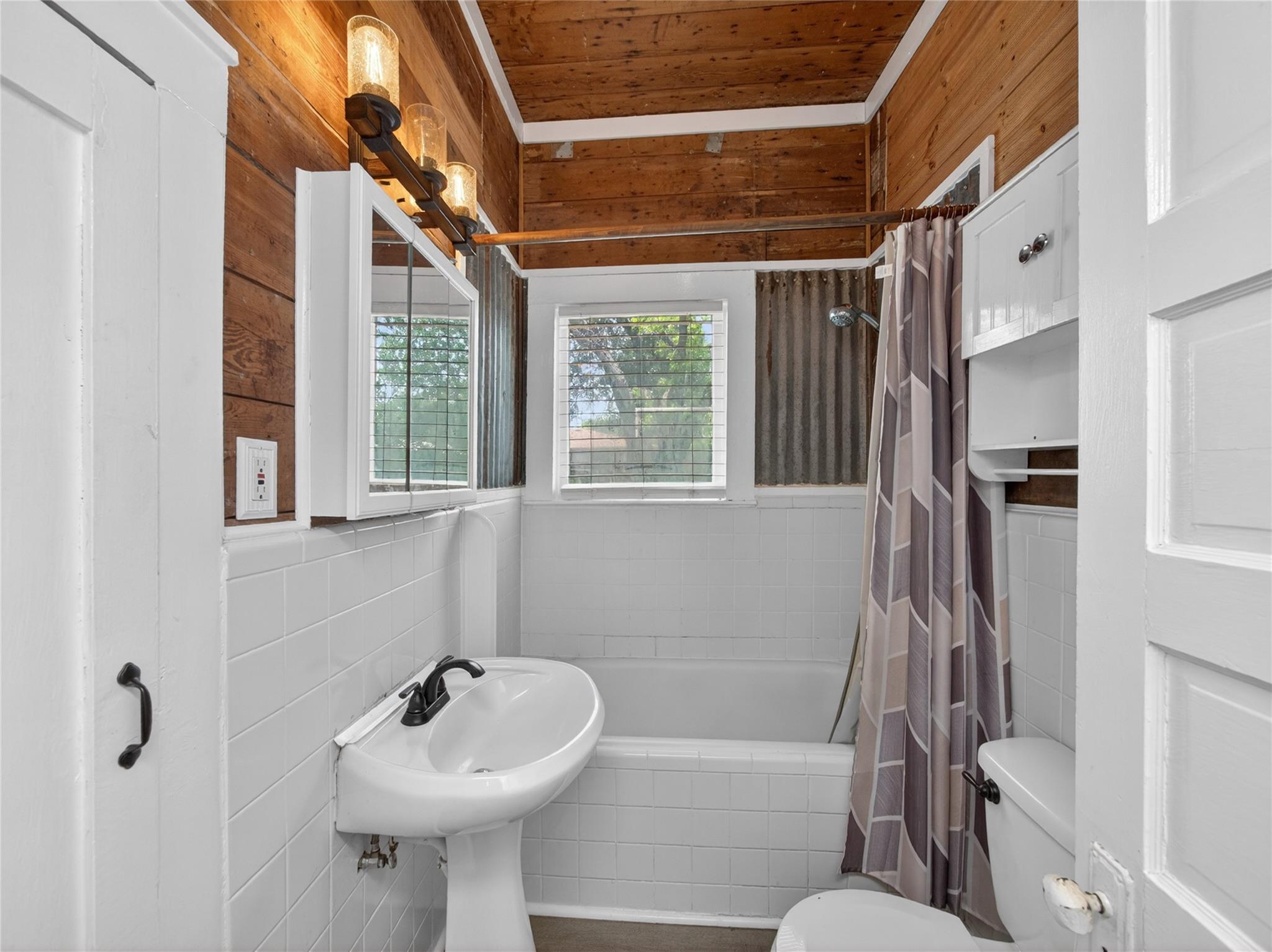 262 W Richmond St, Giddings, TX 78942