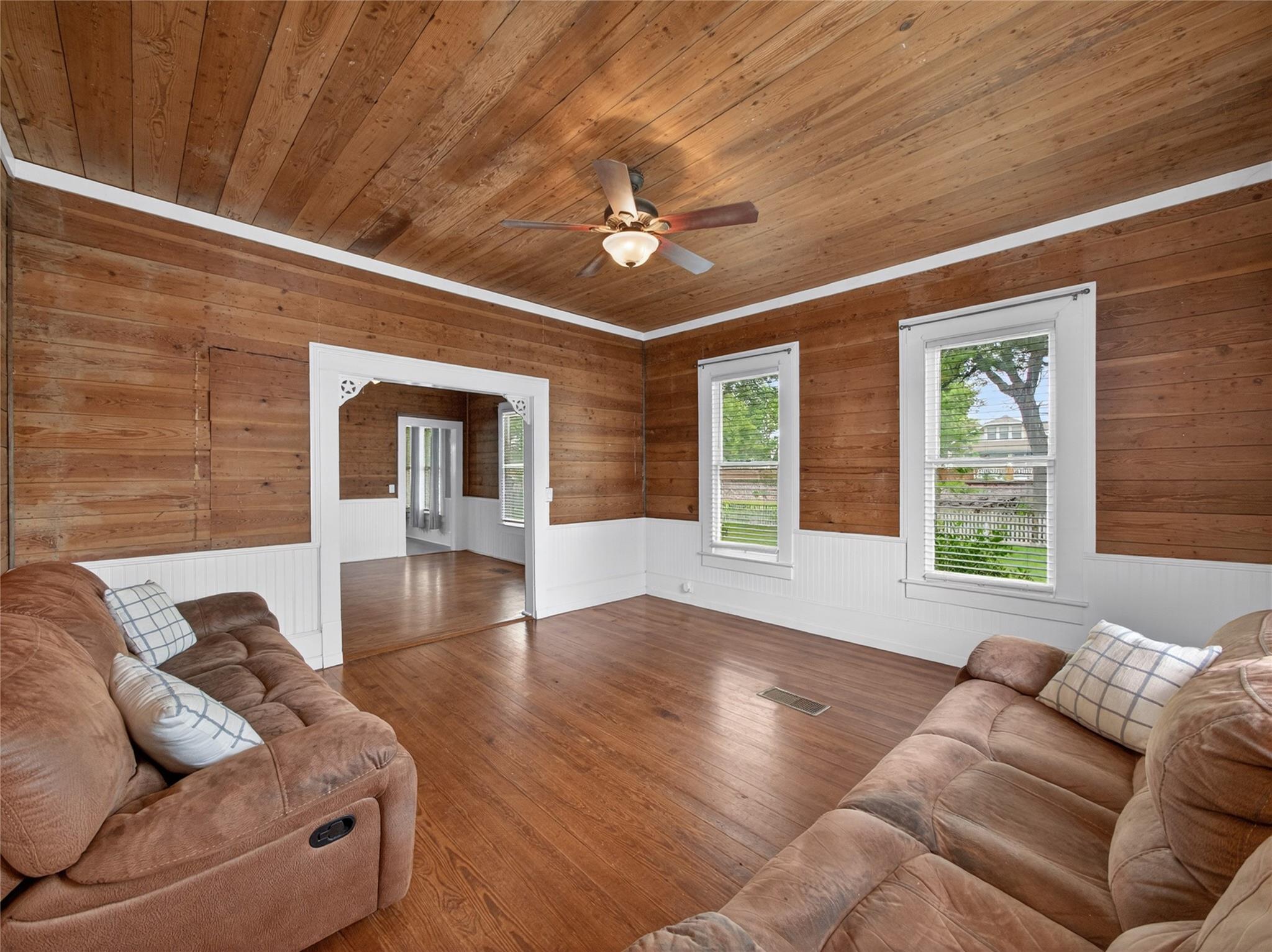 262 W Richmond St, Giddings, TX 78942