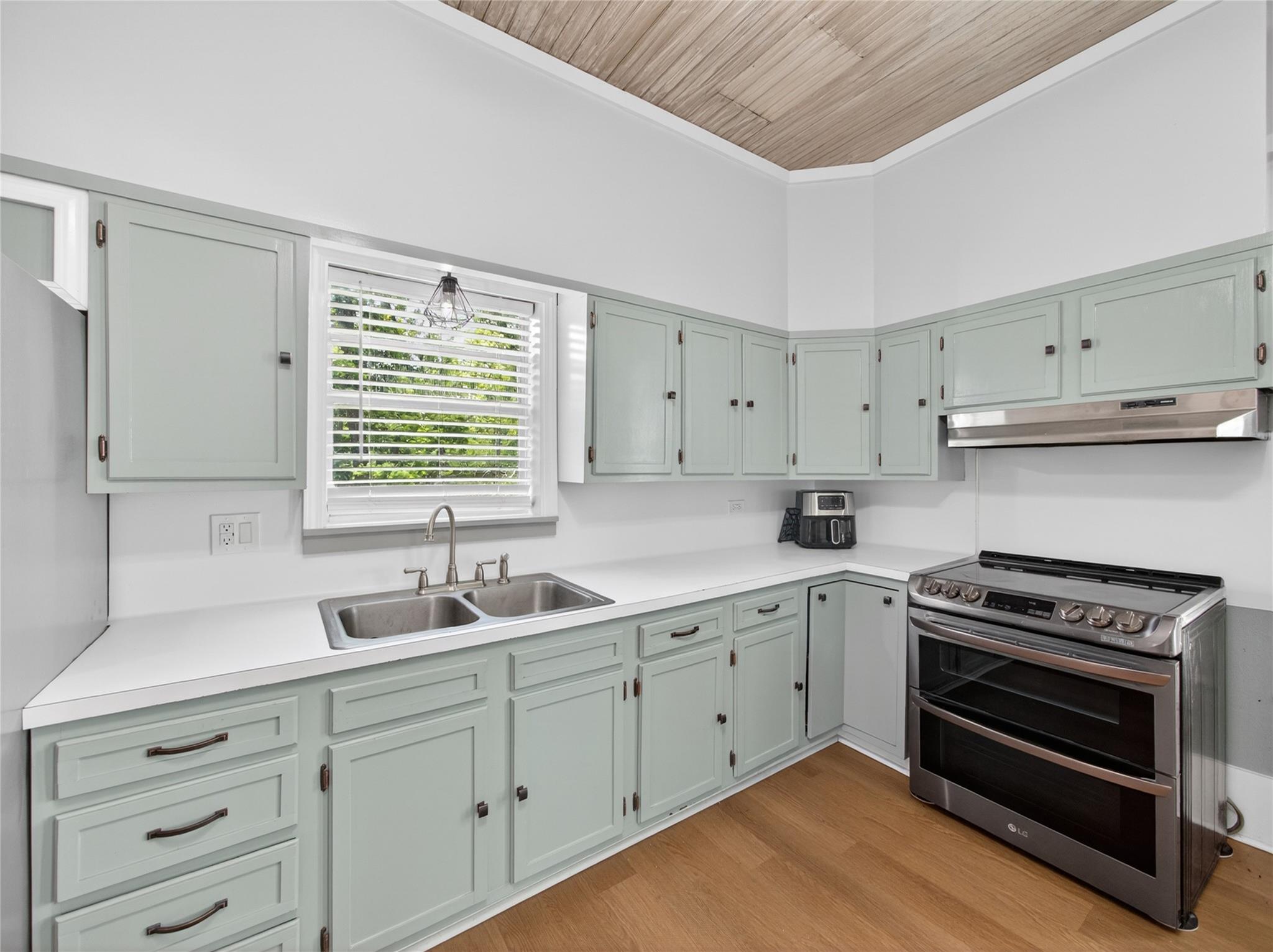 262 W Richmond St, Giddings, TX 78942