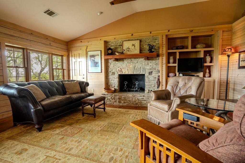 107 CEDAR SPRINGS Dr, Wimberley, TX 78676