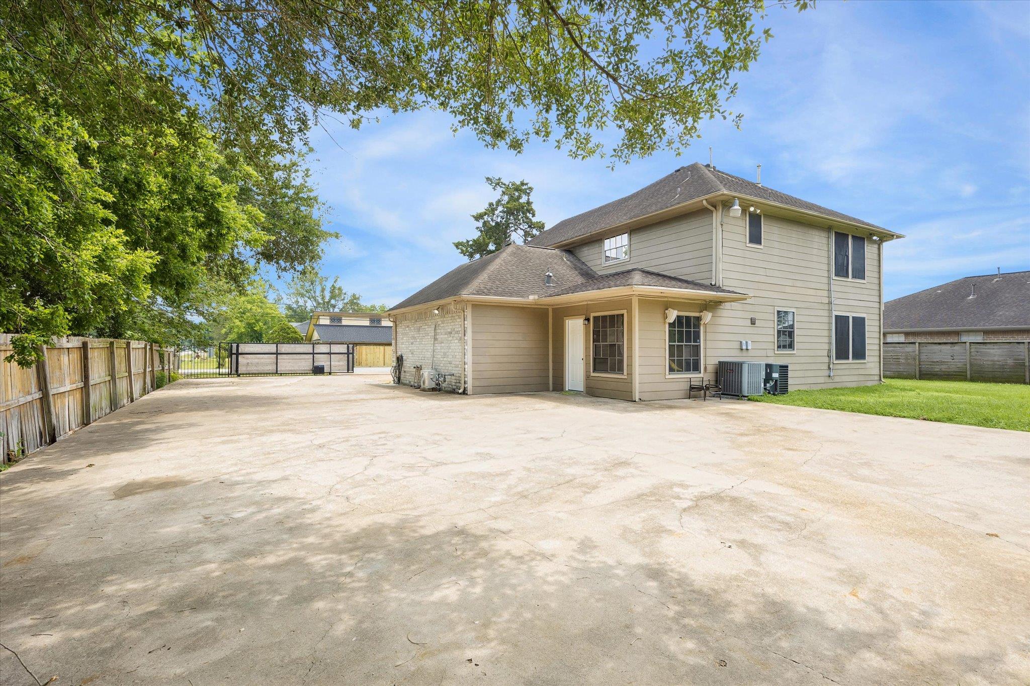 10502 Ballantine St, Houston, TX 77075