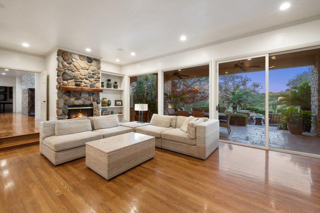 5 CHAMPIONSHIP Dr, The Hills, TX 78738