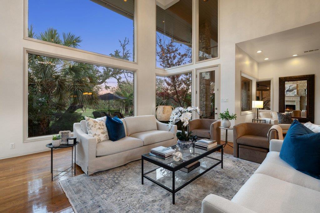 5 CHAMPIONSHIP Dr, The Hills, TX 78738