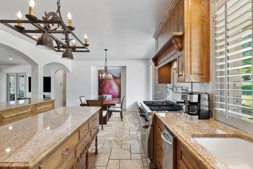 5 CHAMPIONSHIP Dr, The Hills, TX 78738
