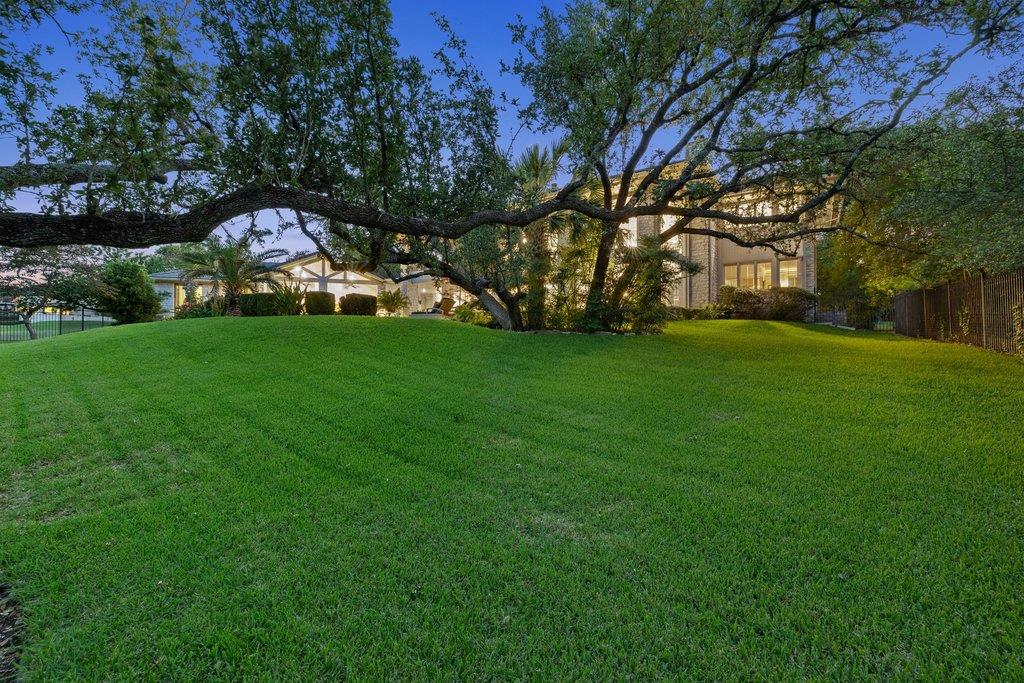 5 CHAMPIONSHIP Dr, The Hills, TX 78738