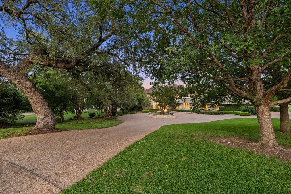 5 CHAMPIONSHIP Dr, The Hills, TX 78738