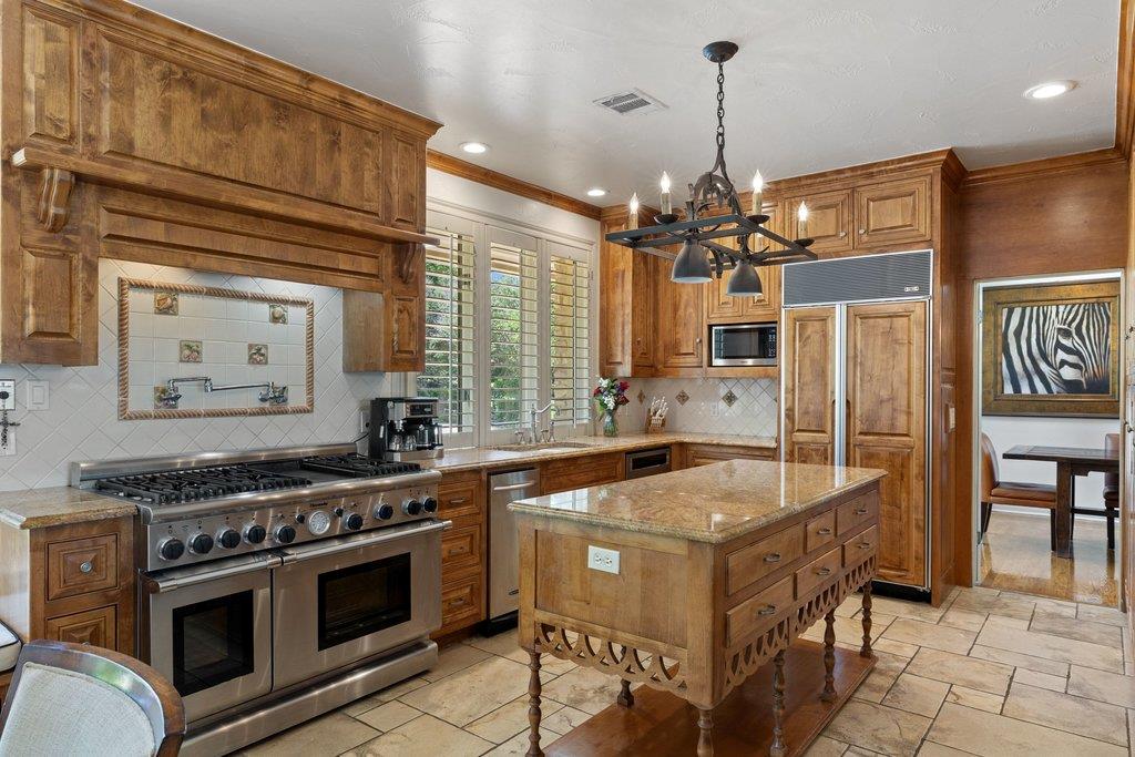 5 CHAMPIONSHIP Dr, The Hills, TX 78738