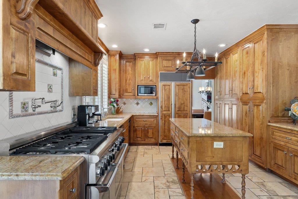 5 CHAMPIONSHIP Dr, The Hills, TX 78738
