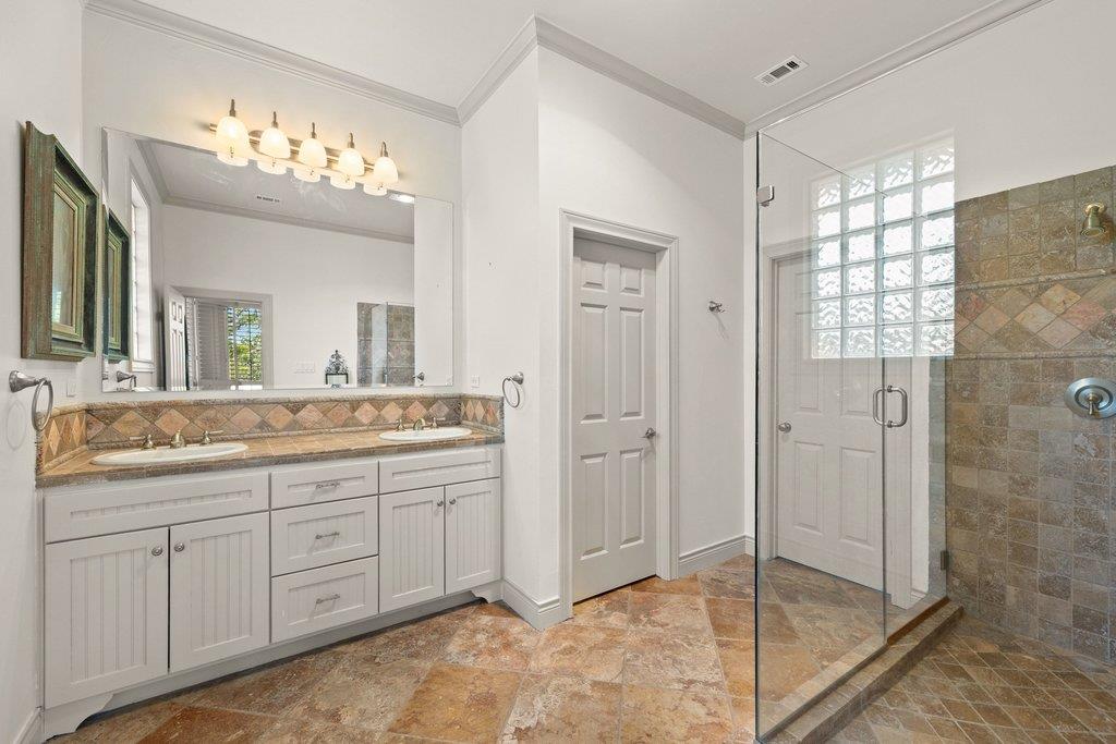 5 CHAMPIONSHIP Dr, The Hills, TX 78738
