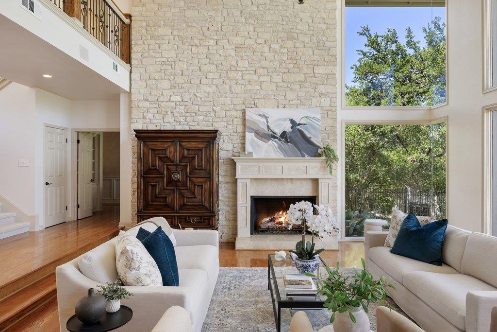 5 CHAMPIONSHIP Dr, The Hills, TX 78738
