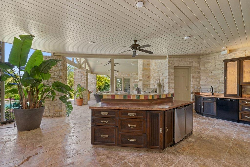 5 CHAMPIONSHIP Dr, The Hills, TX 78738