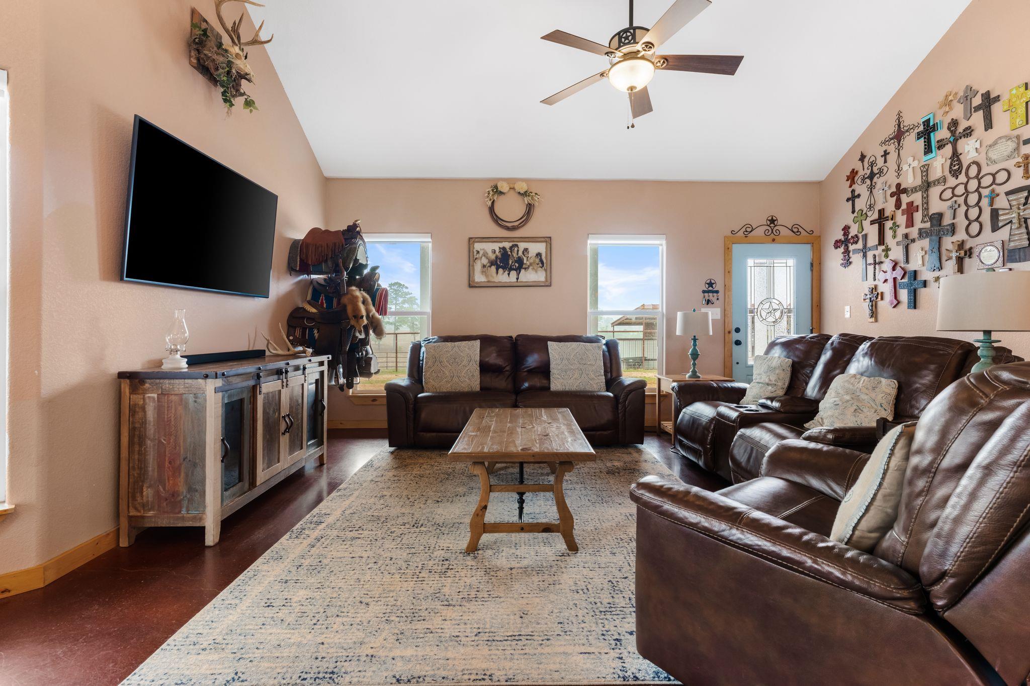 935 Highway 21 E, Paige, TX 78602