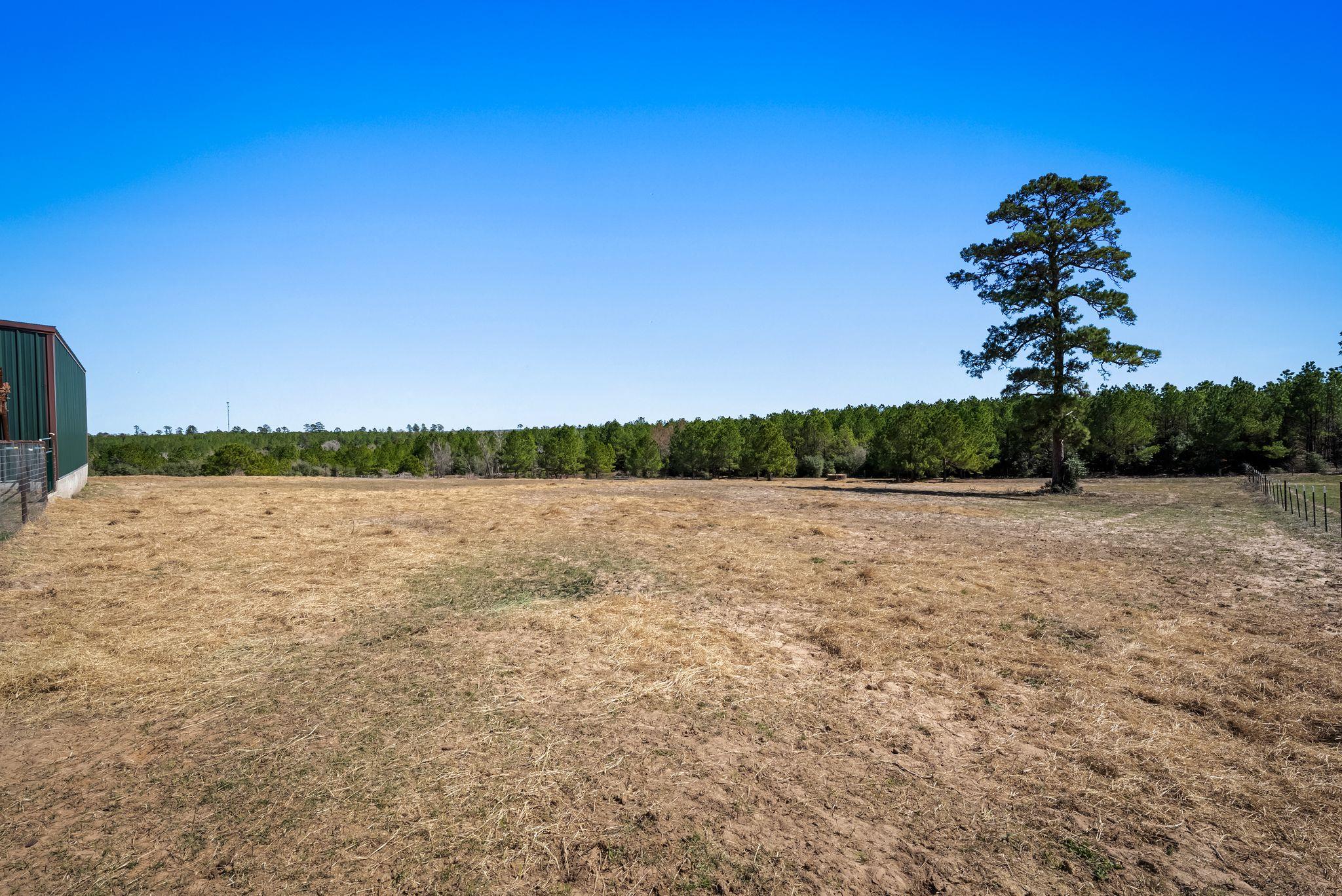 935 Highway 21 E, Paige, TX 78602