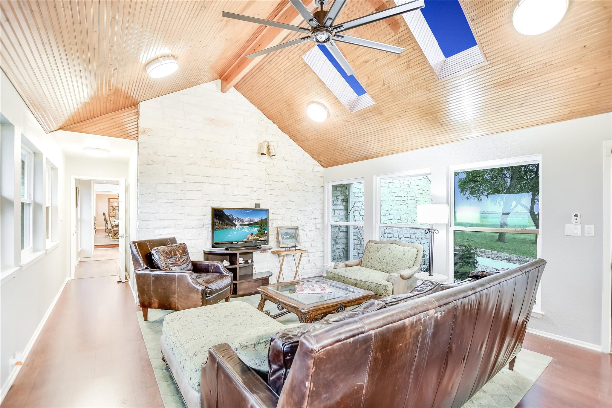 1551 Fm 1466, Coupland, TX 78615