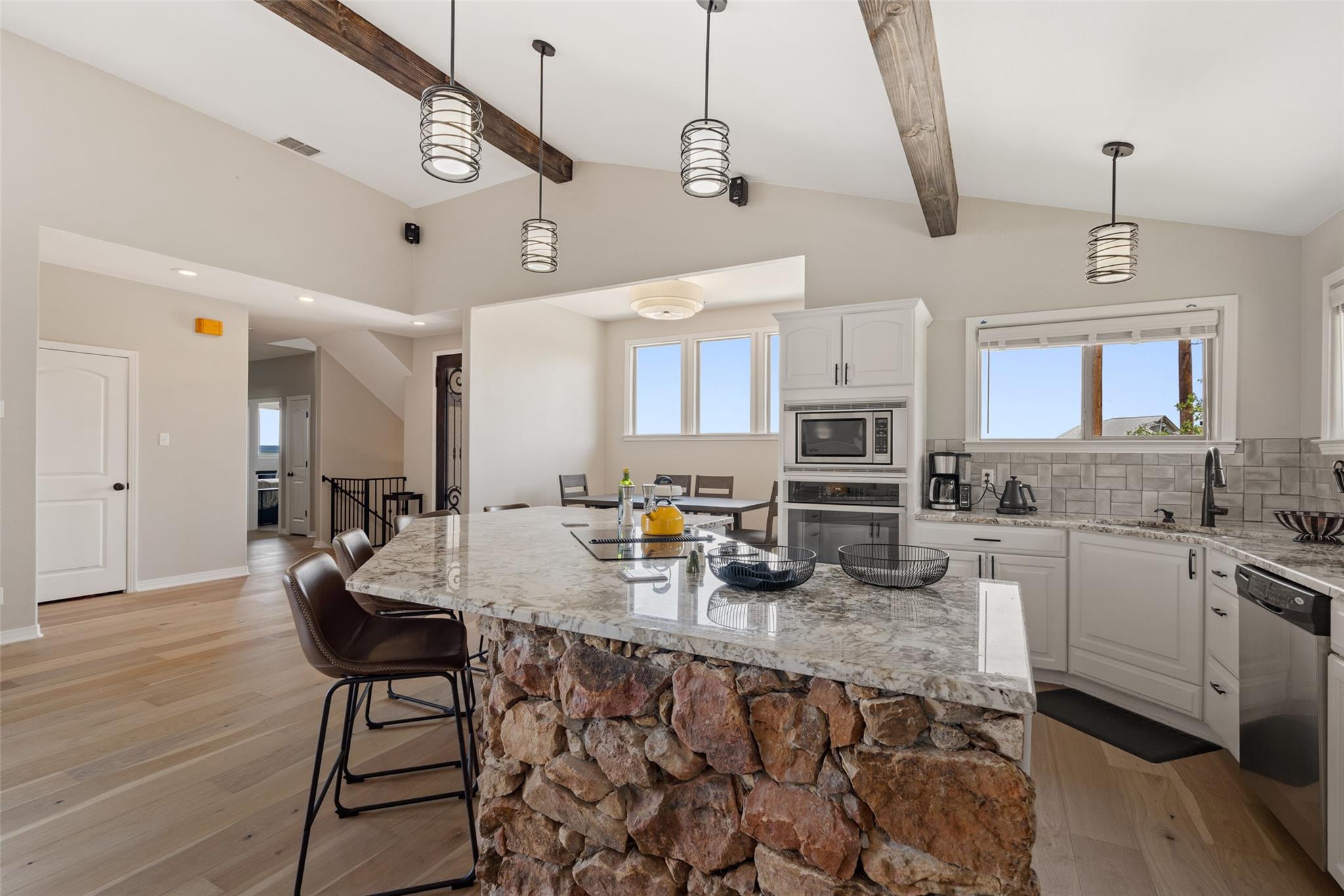 21803 Briarcliff Dr, Spicewood, TX 78669