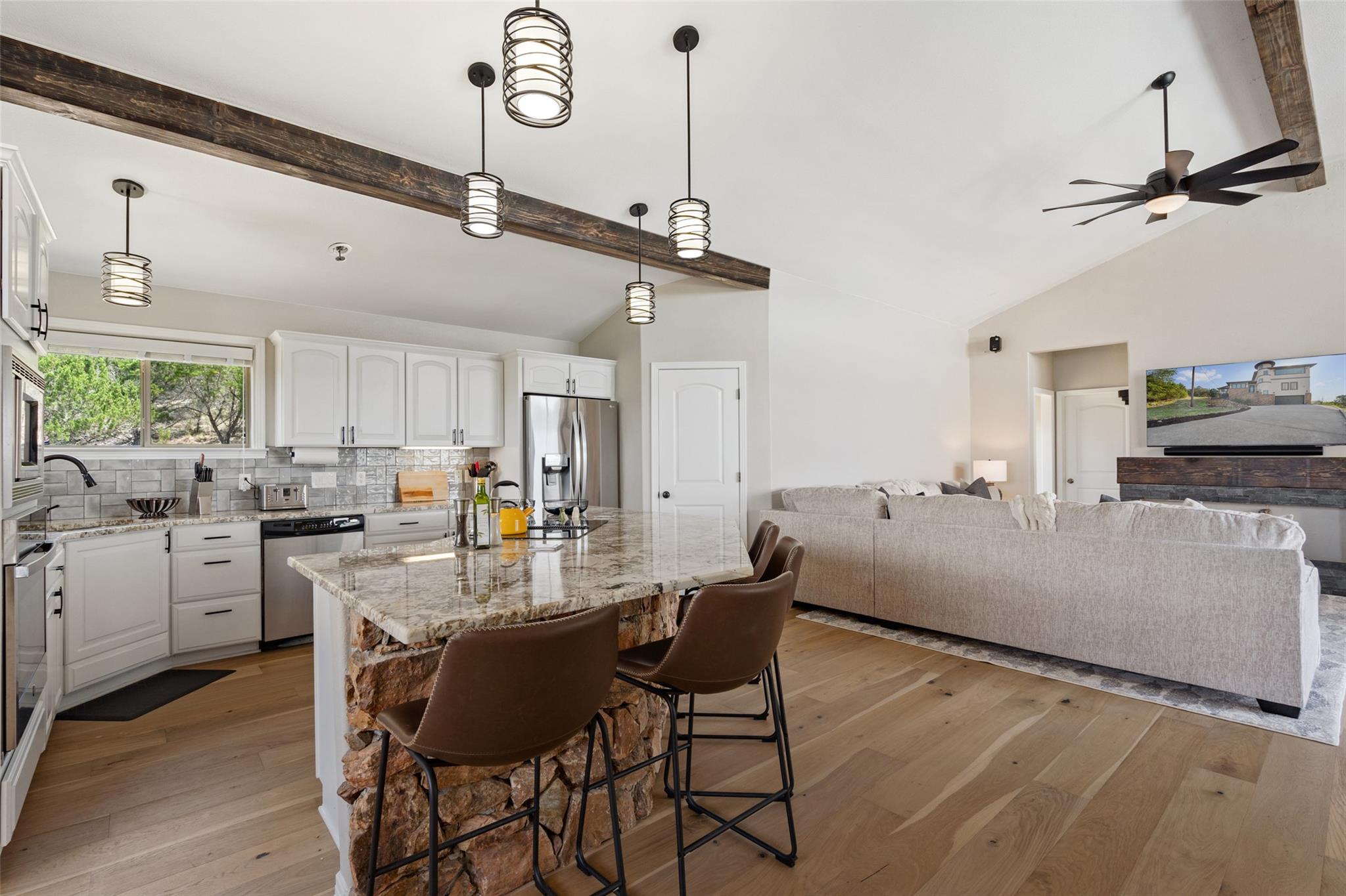 21803 Briarcliff Dr, Spicewood, TX 78669