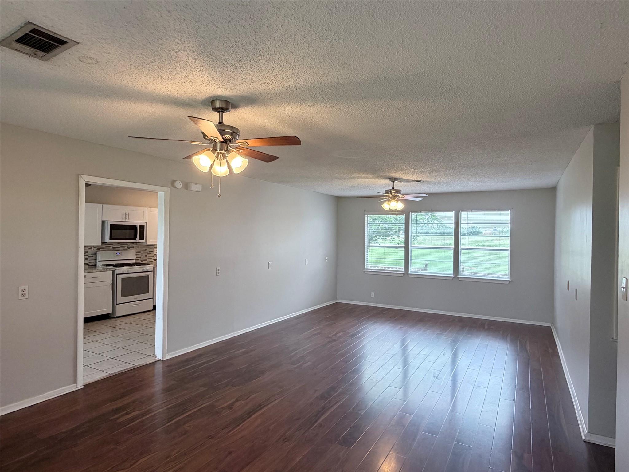 570 W Keanahalululu Ln, Bastrop, TX 78602