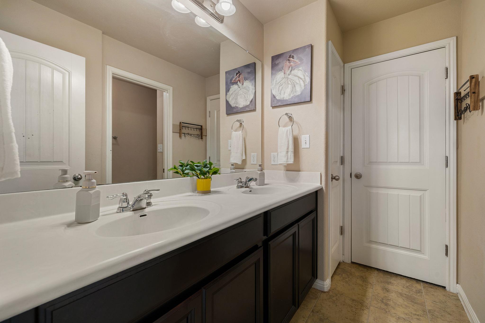 1143 Huntington Trl, Round Rock, TX 78664