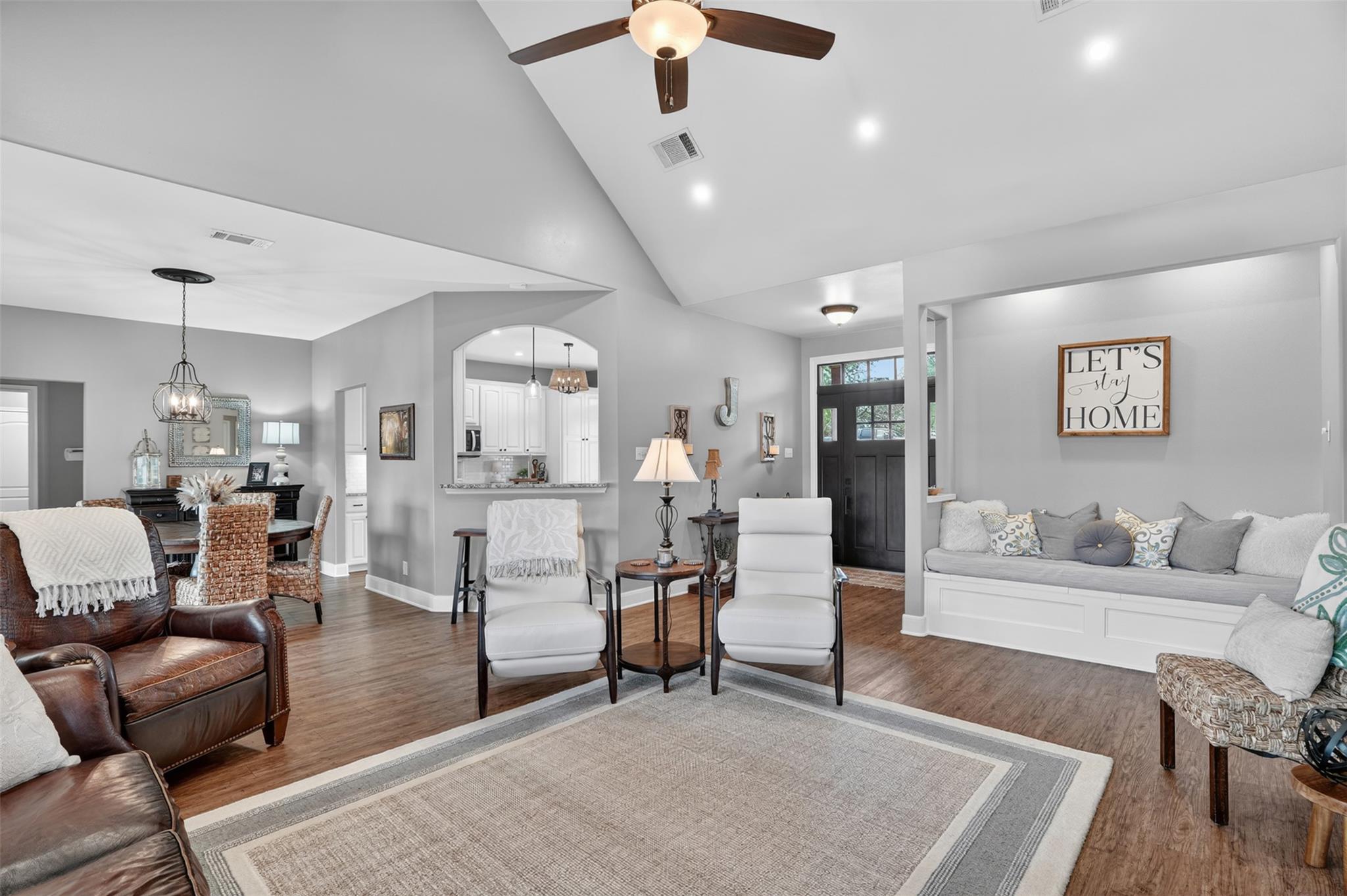 1899 Sunflower Trl, Luling, TX 78648