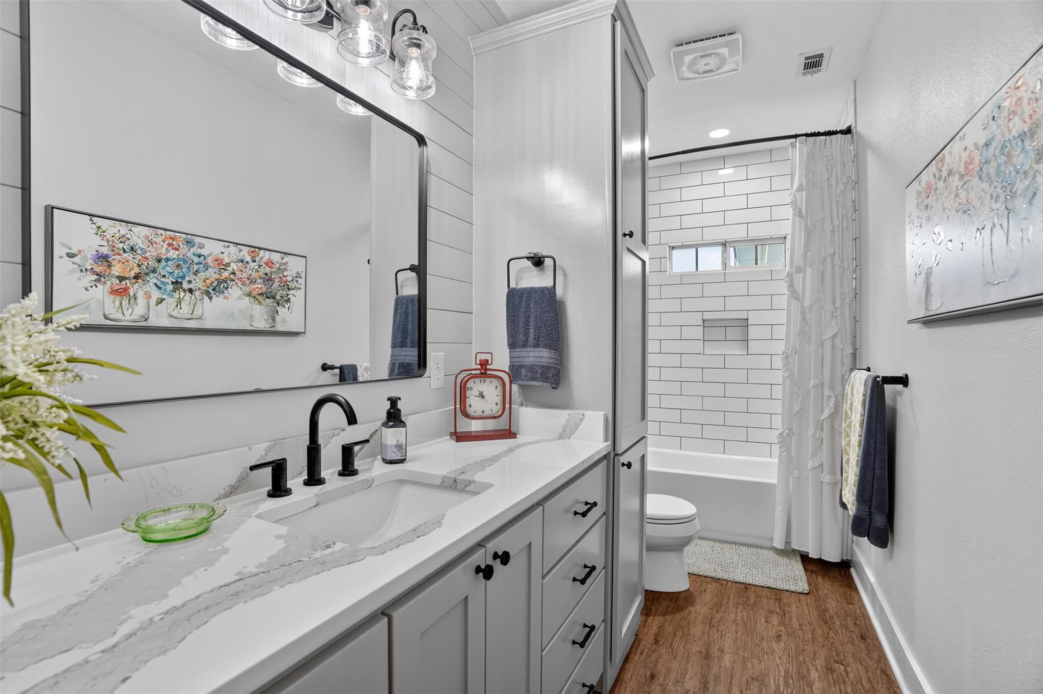 1899 Sunflower Trl, Luling, TX 78648