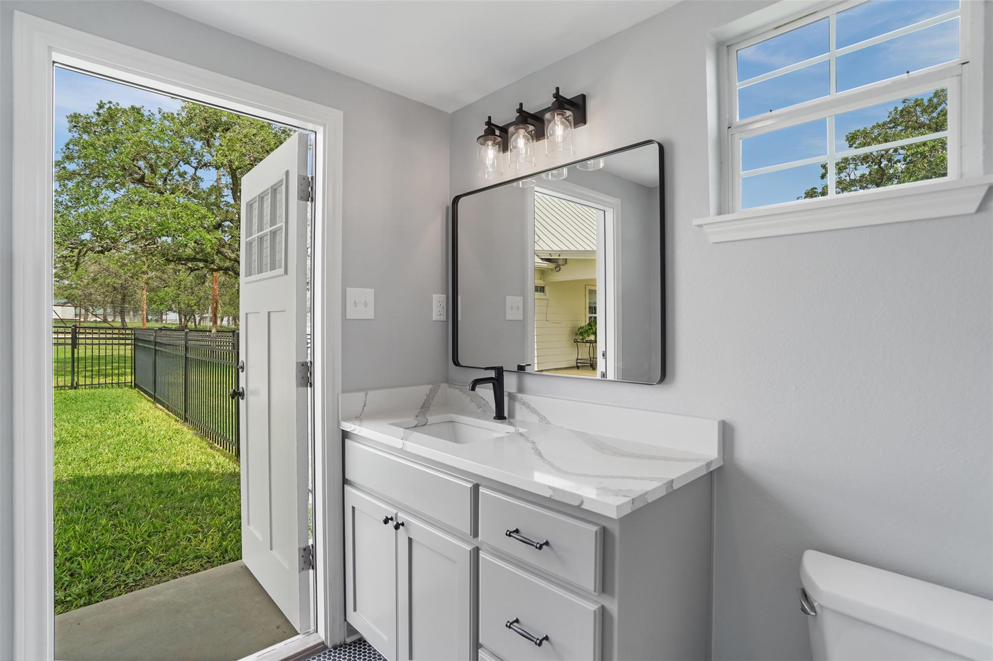 1899 Sunflower Trl, Luling, TX 78648