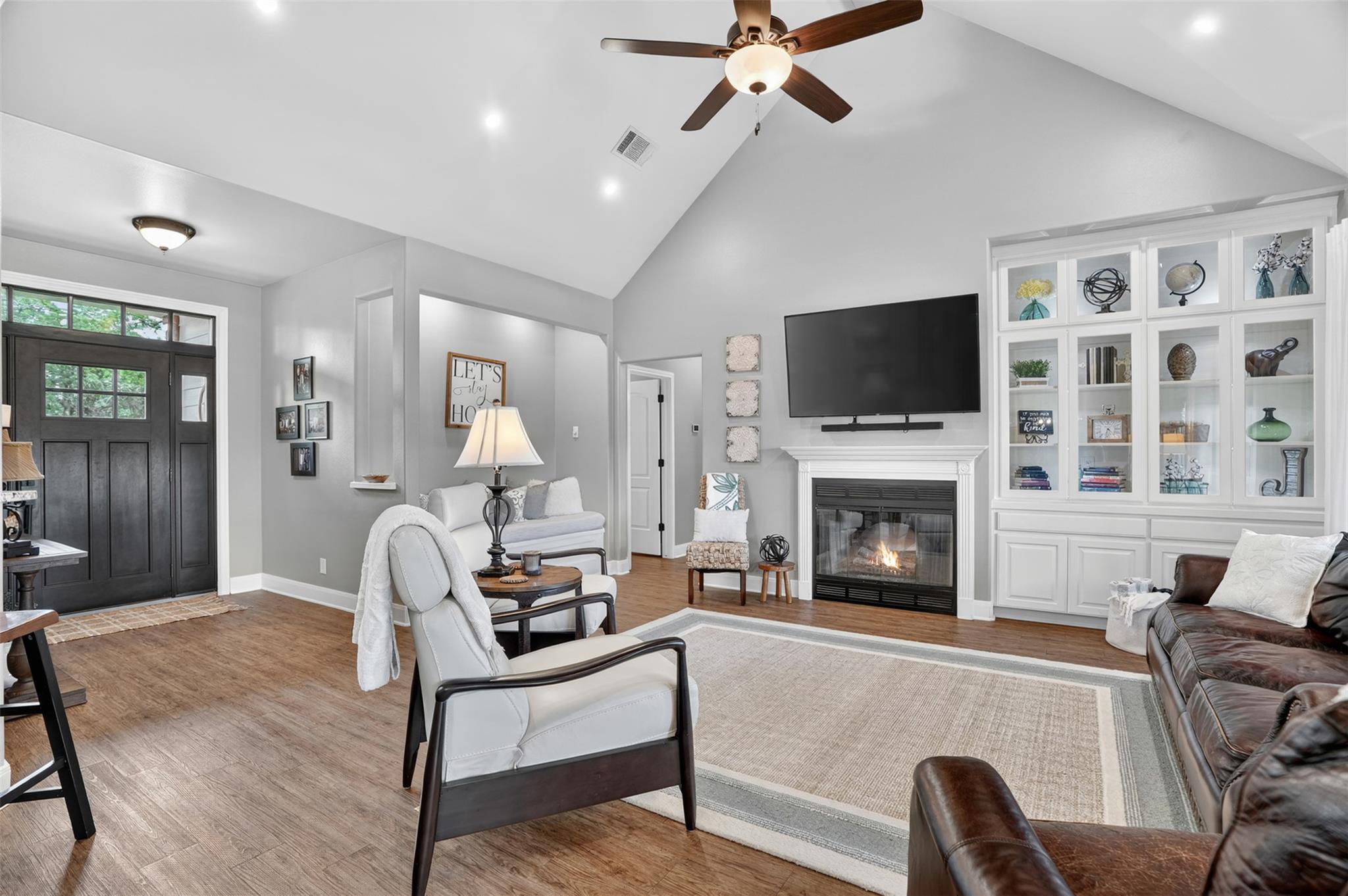 1899 Sunflower Trl, Luling, TX 78648