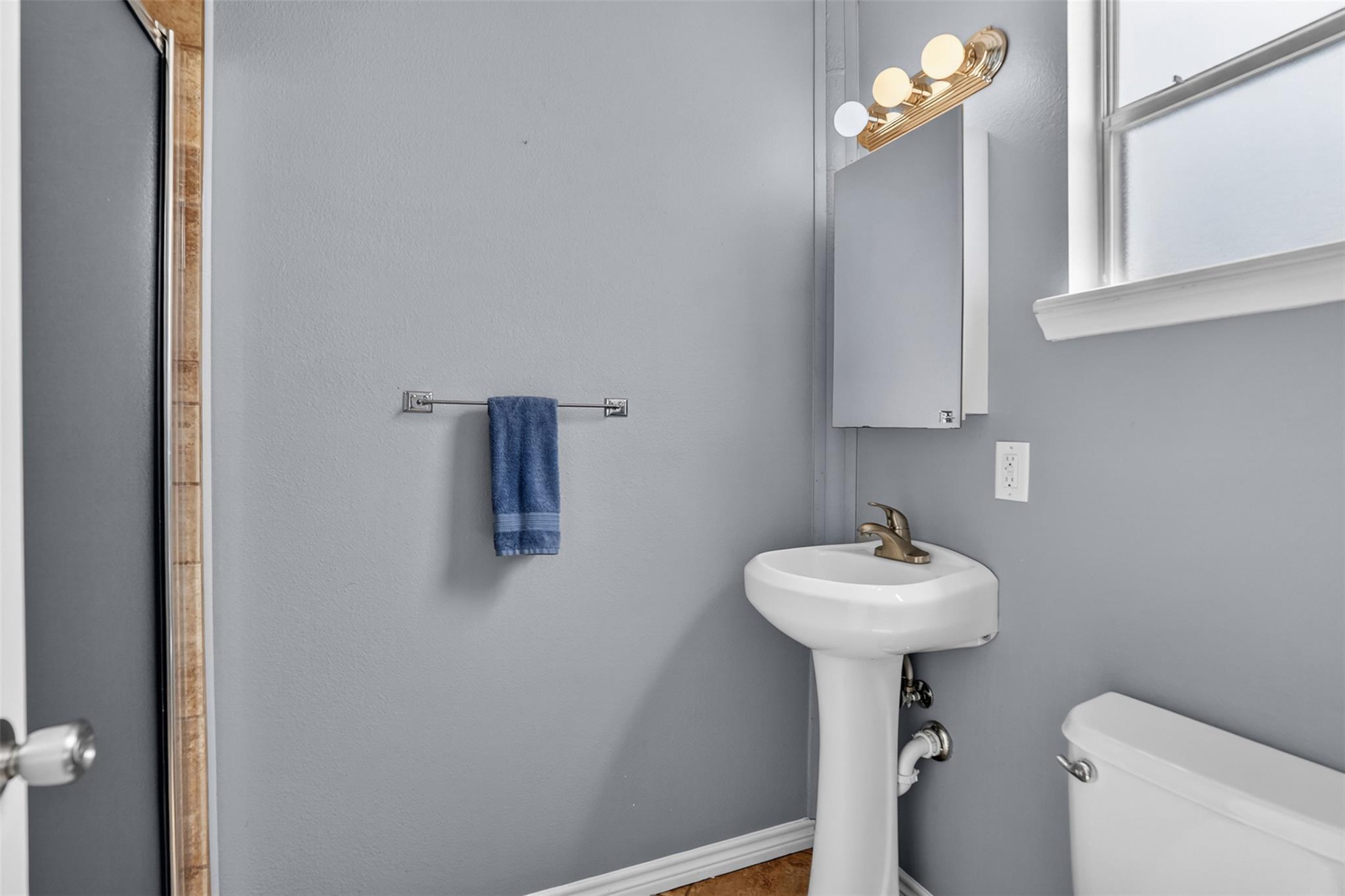 1899 Sunflower Trl, Luling, TX 78648