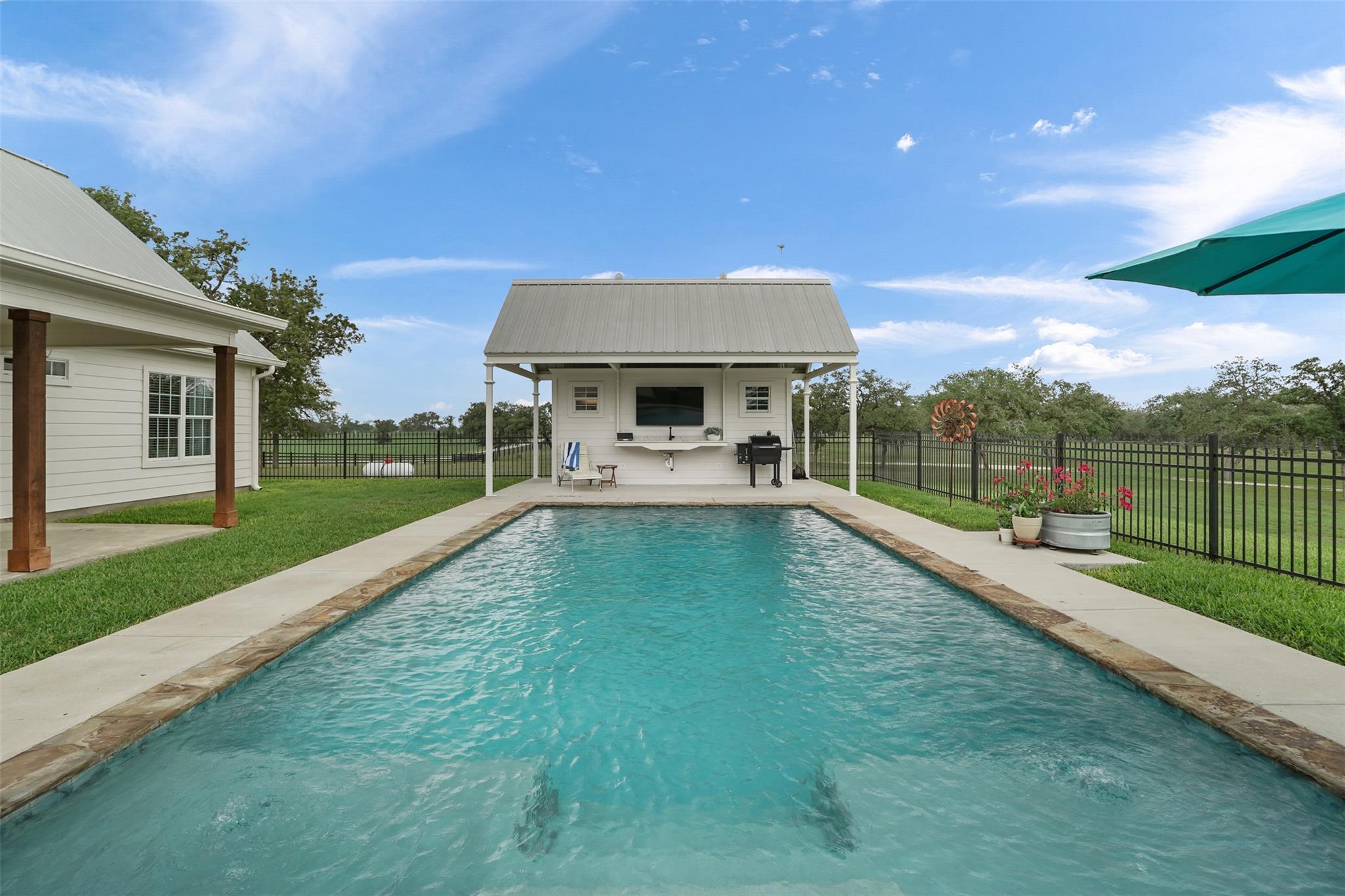 1899 Sunflower Trl, Luling, TX 78648