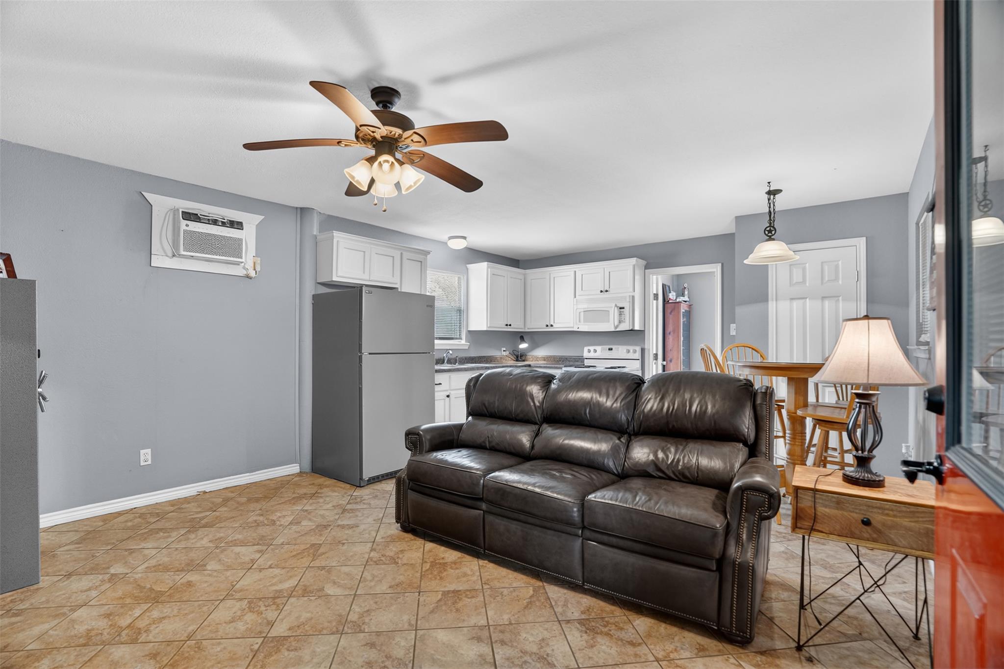 1899 Sunflower Trl, Luling, TX 78648