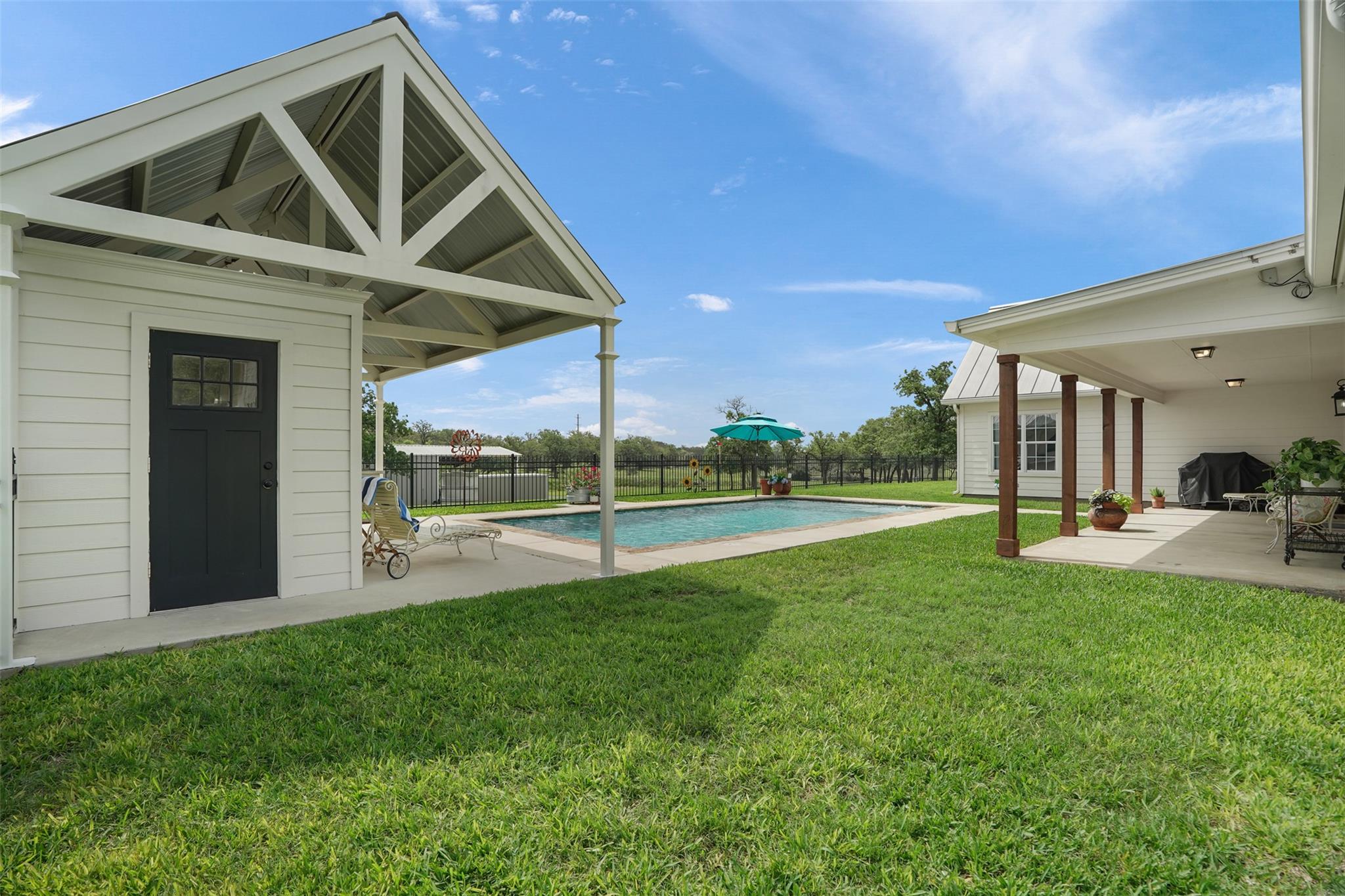 1899 Sunflower Trl, Luling, TX 78648