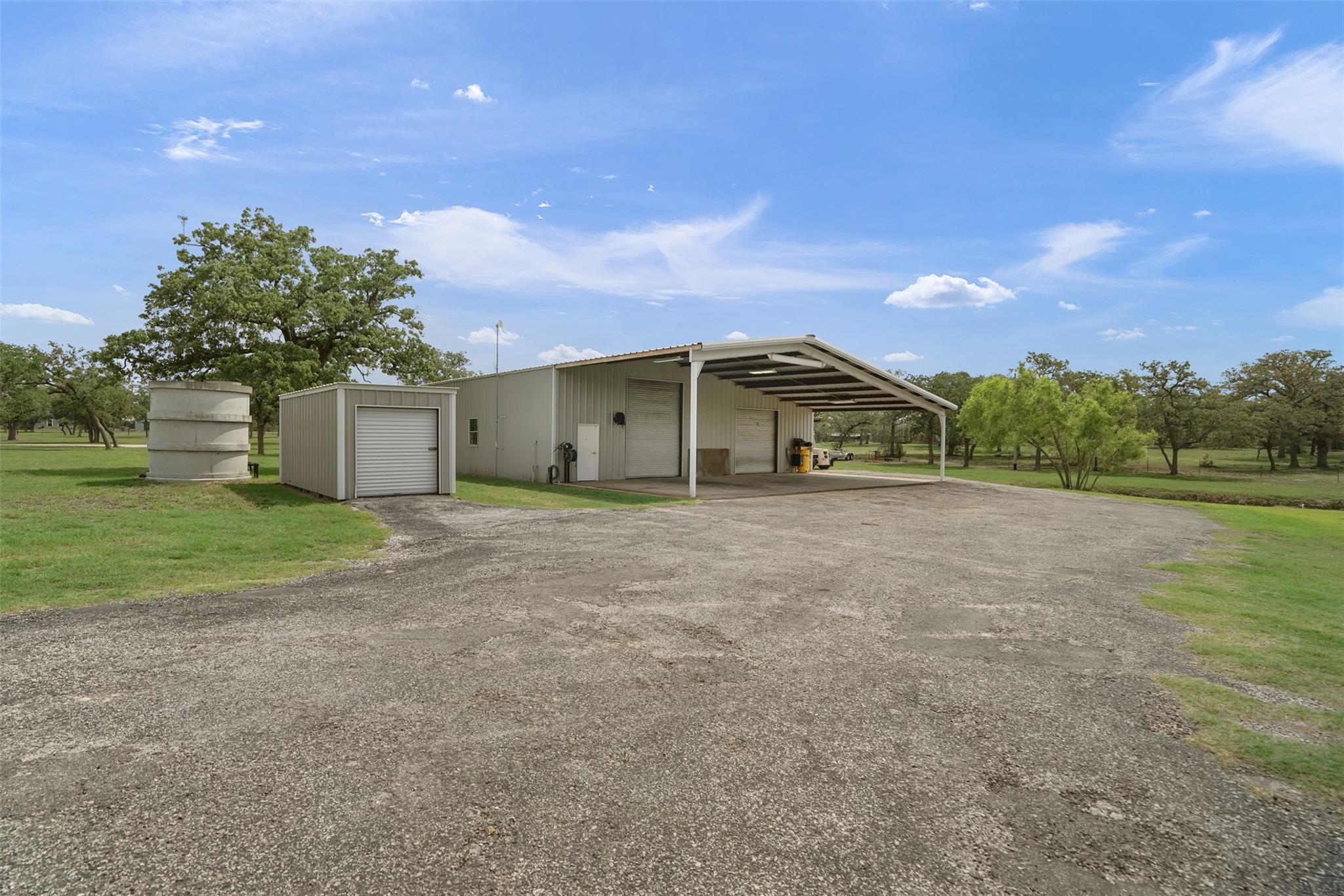 1899 Sunflower Trl, Luling, TX 78648