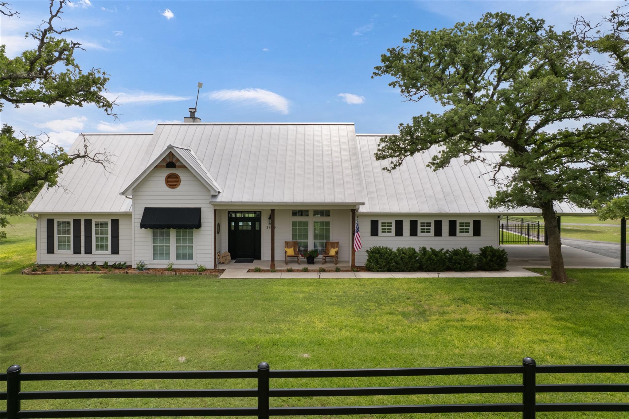 1899 Sunflower Trl, Luling, TX 78648