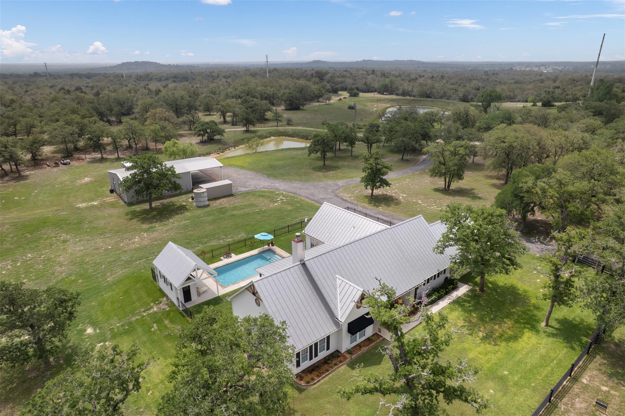 1899 Sunflower Trl, Luling, TX 78648