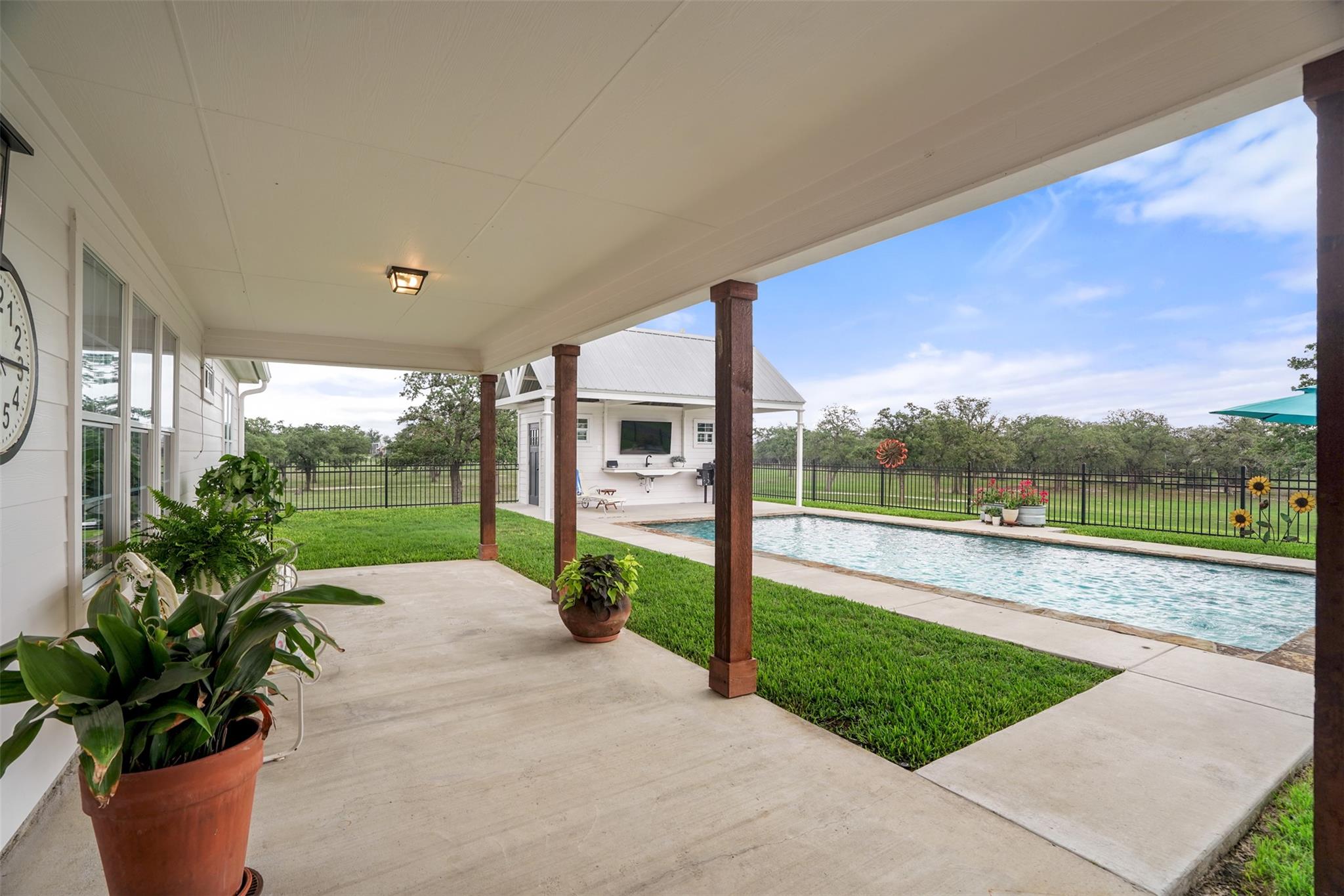 1899 Sunflower Trl, Luling, TX 78648