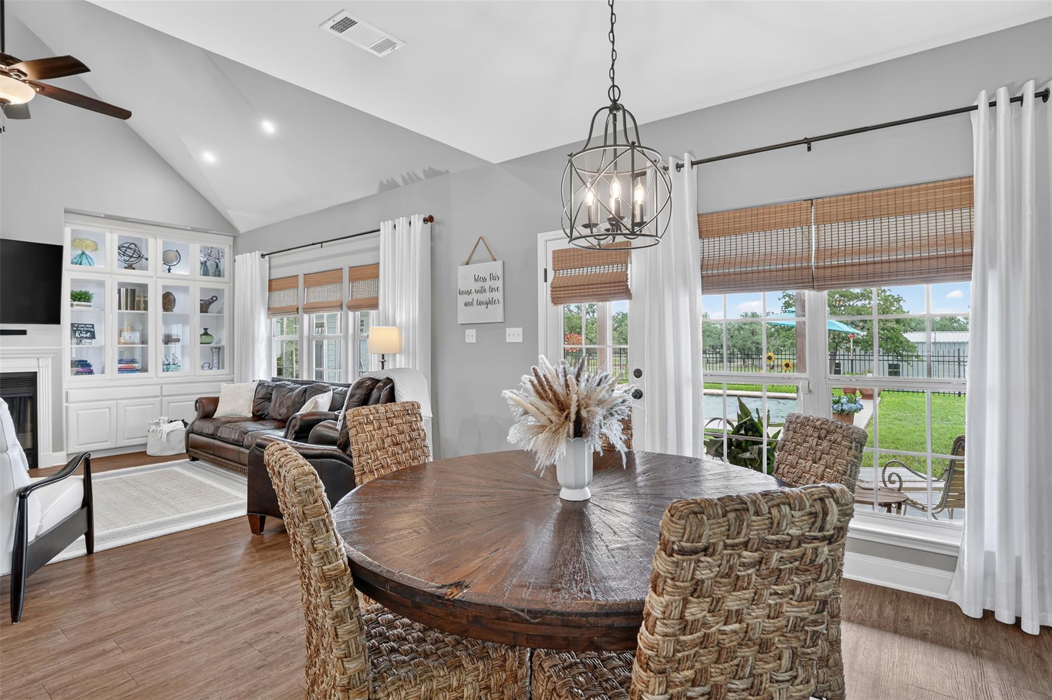 1899 Sunflower Trl, Luling, TX 78648