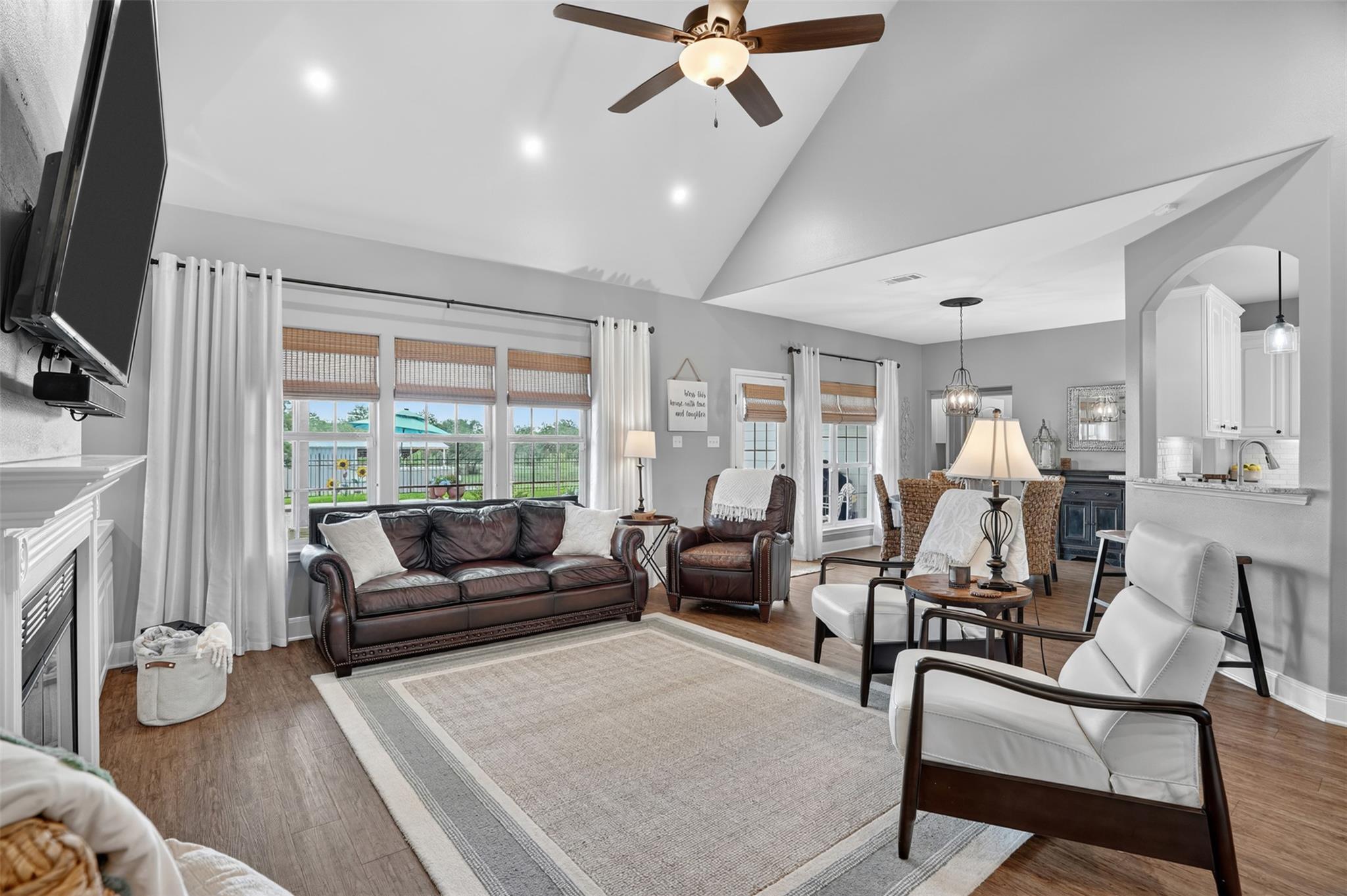 1899 Sunflower Trl, Luling, TX 78648