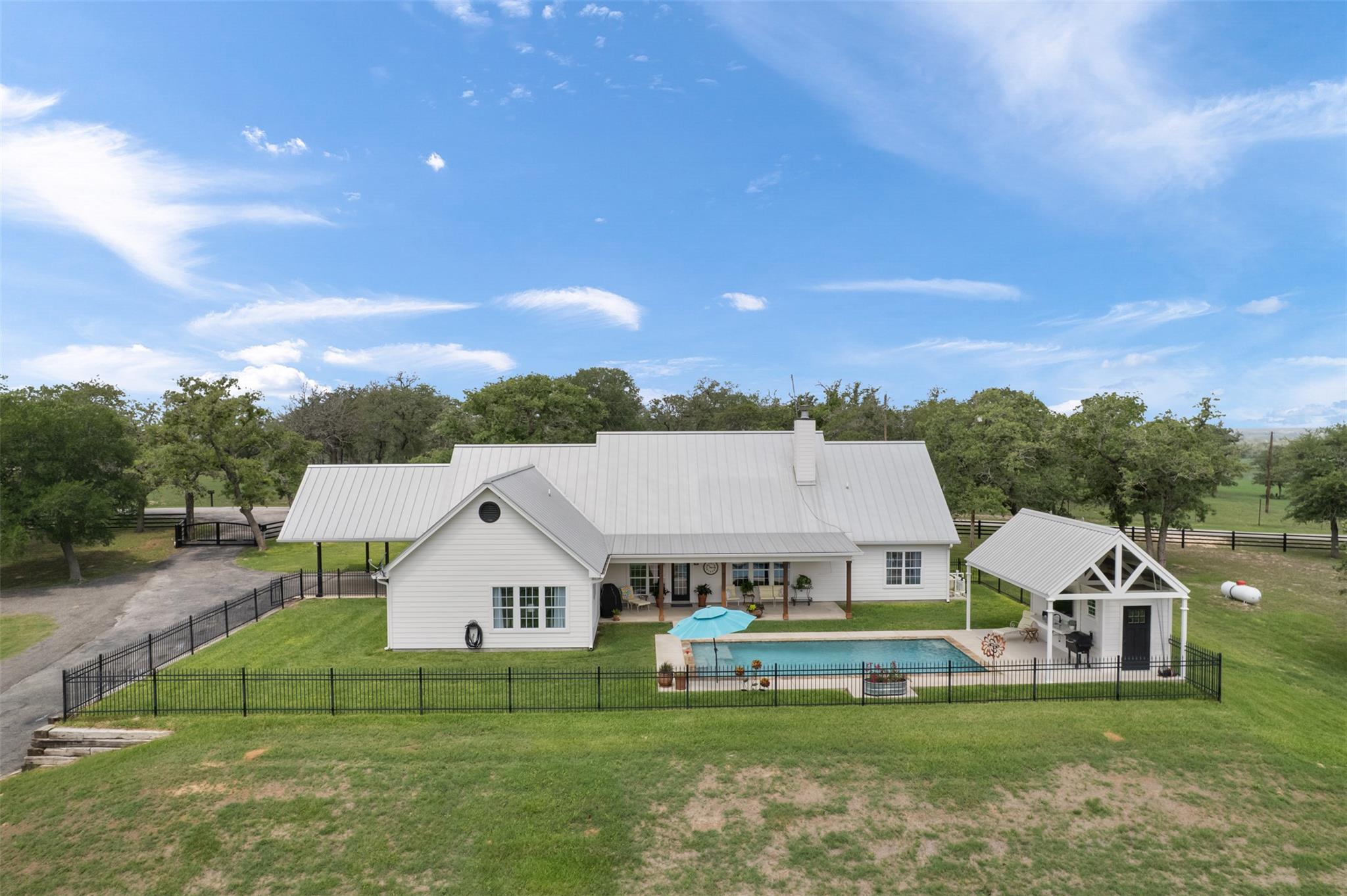 1899 Sunflower Trl, Luling, TX 78648