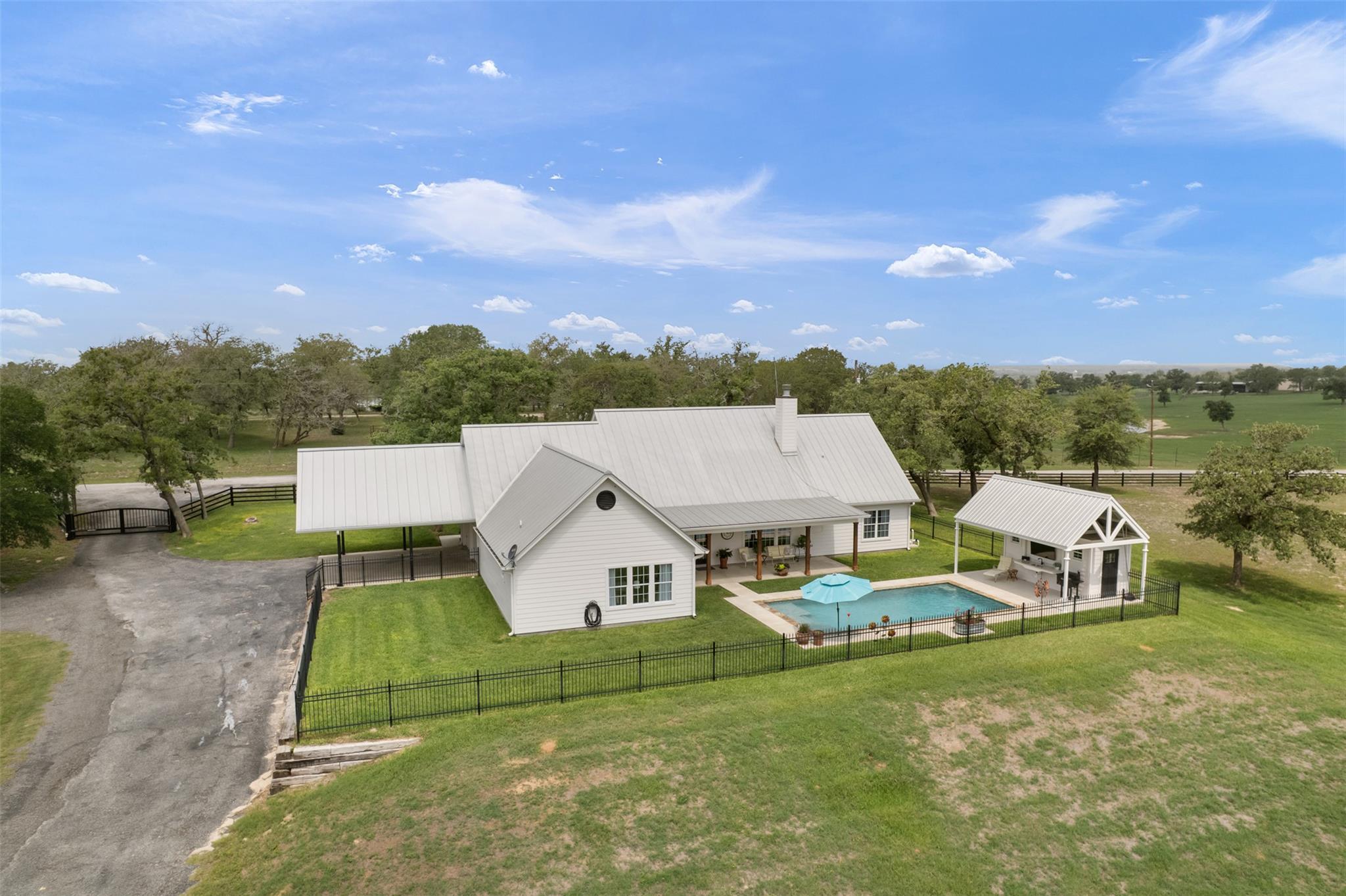 1899 Sunflower Trl, Luling, TX 78648