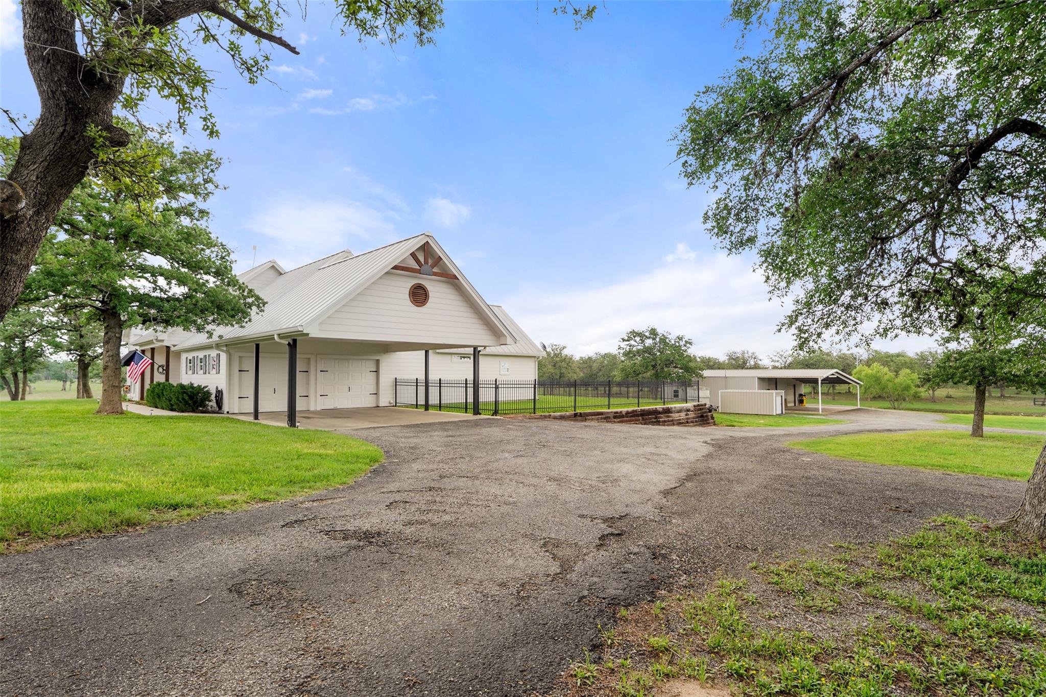 1899 Sunflower Trl, Luling, TX 78648