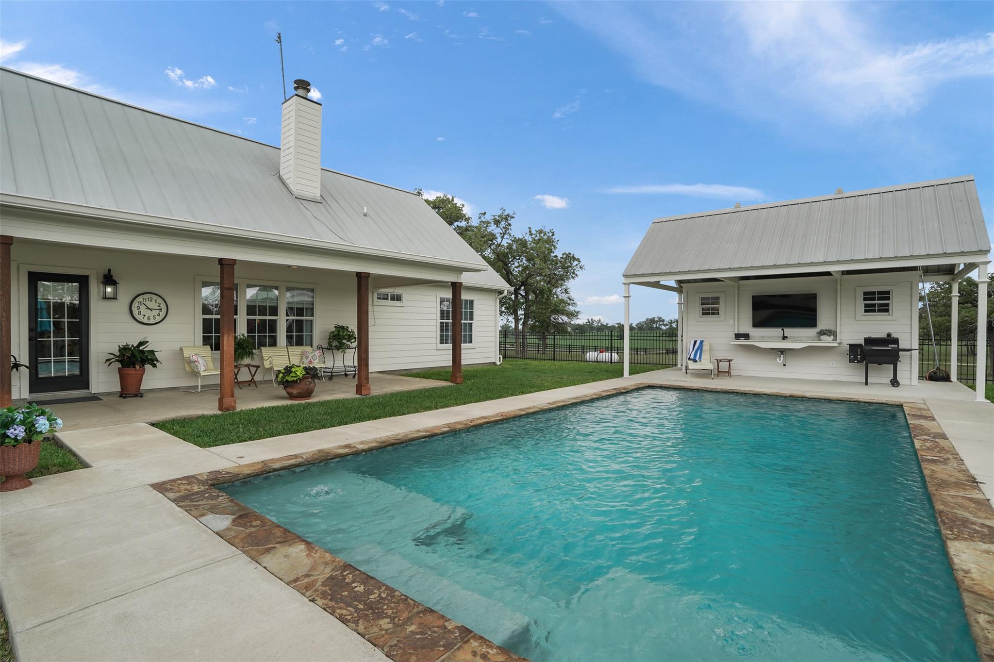 1899 Sunflower Trl, Luling, TX 78648