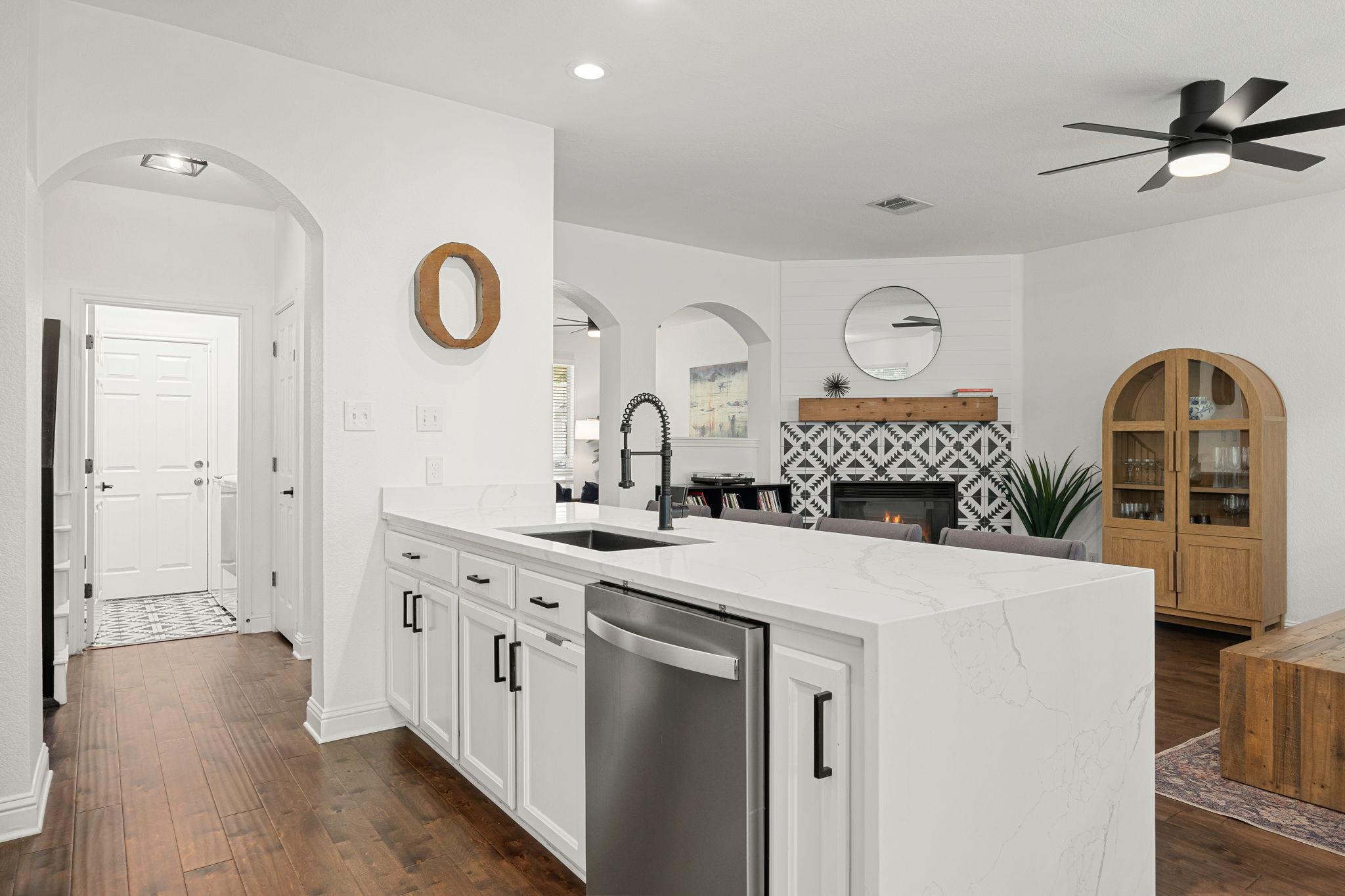 1812 Village Oak Ct, Austin, TX 78704