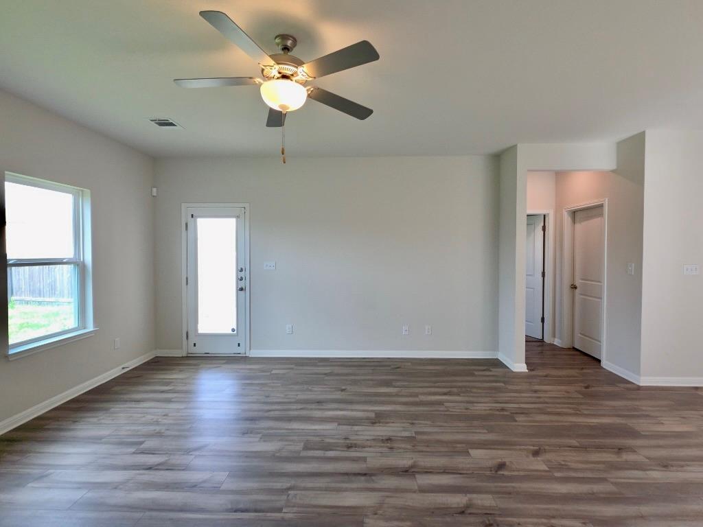 110 Grapefruit Rd, Hutto, TX 78634