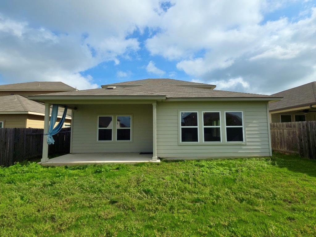 110 Grapefruit Rd, Hutto, TX 78634