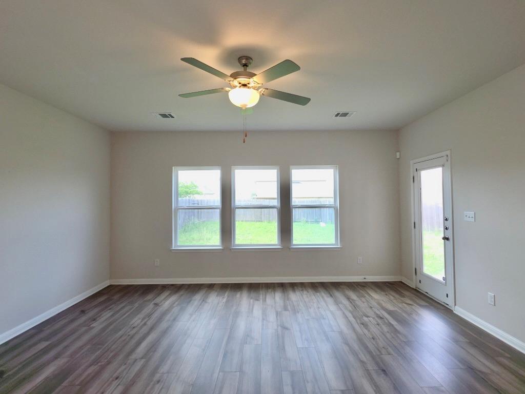 110 Grapefruit Rd, Hutto, TX 78634