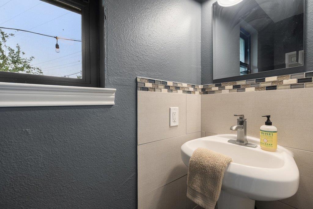 302 Schramm Rd, Granger, TX 76530