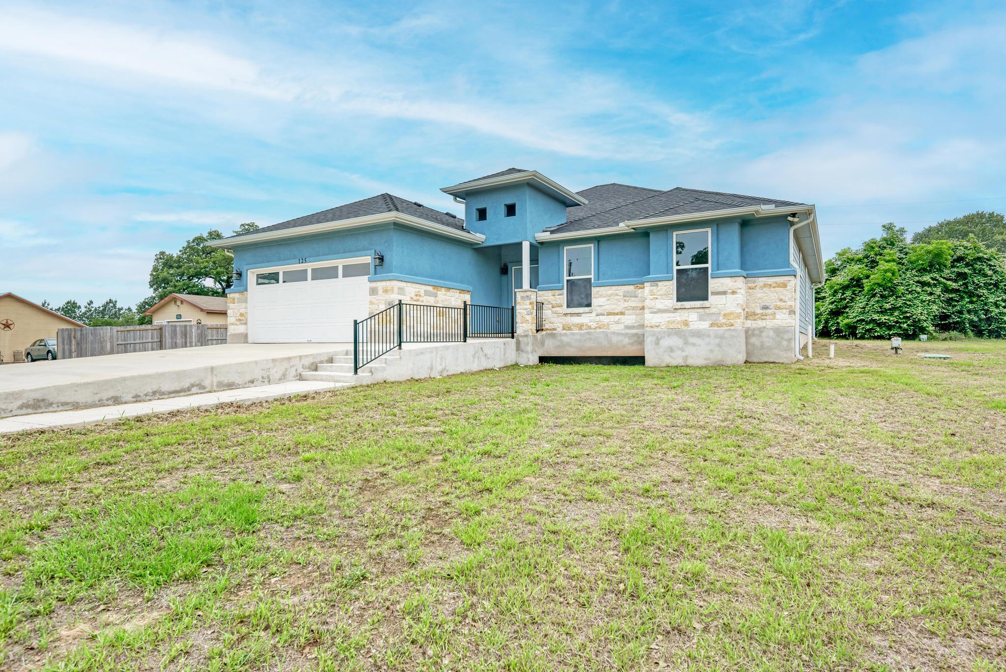 125 Comanche Dr, Paige, TX 78659