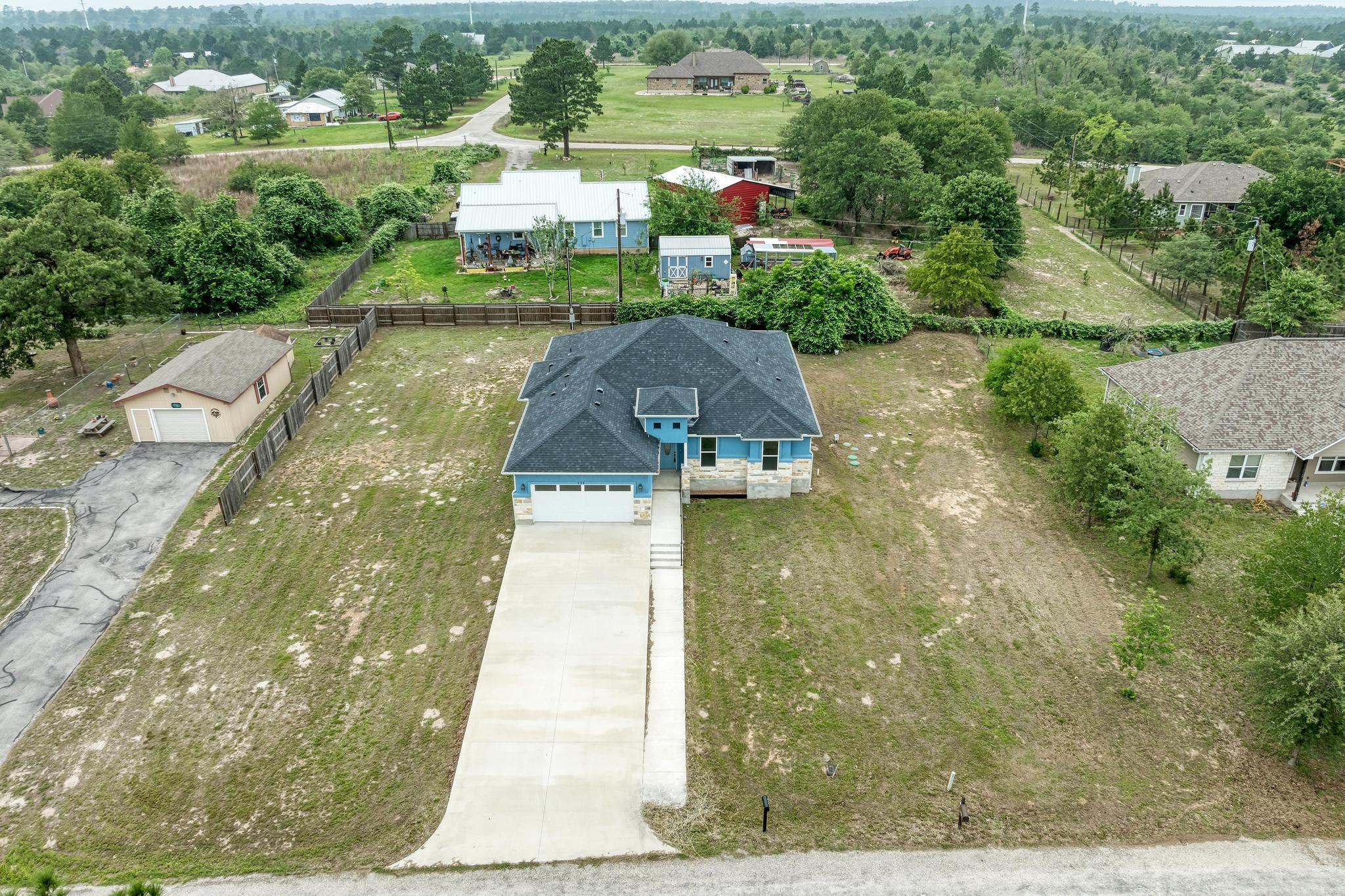 125 Comanche Dr, Paige, TX 78659